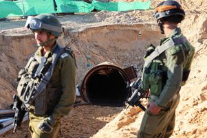 Des soldats se tiennent à l’entrée d’un tunnel que le Hamas aurait utilisé pour attaquer Israël par le poste-frontière de Beit Hanoun, le 15 décembre 2023.  