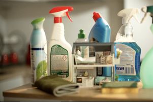 Les produits d’entretien notamment, concentrés de composés chimiques, émettent des particules fines nocives.