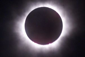 Vue de l’éclipse totale du Soleil, le temps d’une éclaircie de quelques minutes, le 11 août 1999 à l’ancienne base aérienne de l’Otan à Chambley (Meurthe-et-Moselle).