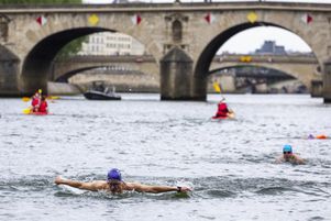 Le 9 juillet 2023, des nageurs se baignent dans la Seine, à Paris, à un an des Jeux olympiques 2024. De nombreux travaux ont été réalisés dans la capitale pour assainir le fleuve avant les épreuves de nage en eau libre, de triathlon et de para-triathlon.