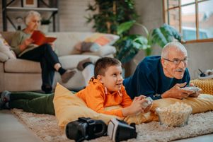 Le temps d’écran des enfants est souvent un sujet de désaccord entre les parents et les grands-parents. (Photo d’illustration)