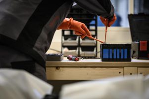 Un mécanicien travaille sur un module de batterie d’une voiture électrique, à l’e-garage Revolte spécialisé dans la réparation de voitures électriques, à Carquefou (Loire-Atlantique), le 30 novembre 2022.