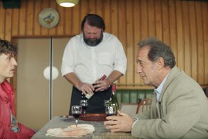 Raphaël Quenard et Vincent Lindon dans 3Le Deuxième Acte3, de Quentin Dupieux, présenté en ouverture du Festival de Cannes 2024, mardi 14 mai.