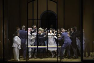  Dimitri Tcherniakov lie les deux opéras de Gluck consacrés à Iphigénie.