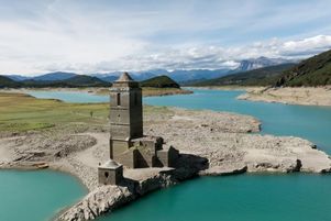 Quand ce barrage du lac de Médiano (Espagne) est plein, l’eau arrive jusqu’au sommet du clocher de l’église.