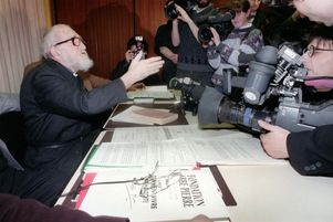 L’abbé Pierre donne une conférence de presse à Paris, le 24 février 1993.