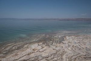 Vue du Jourdain dont le niveau d’eau diminue en raison du changement climatique et du conflit israélo-arabe, à Amman, en Jordanie, le 26 août 2022.