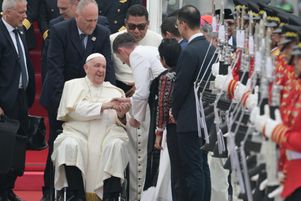 Le pape François est accueilli à son arrivée à l’aéroport international de Djakarta Soekarno-Hatta, mardi 3 septembre 2024.