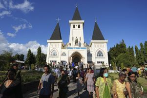 Des paroissiens à la sortie de la messe dominicale du 25 août dans la province de Nusa Tenggara occidentale. 