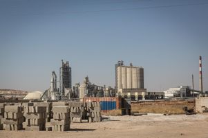 L’usine francaise Lafarge, sur l’axe Kobane-Rakka. La justice française investigue actuellement sur des soupçons de financement de Daesh par le groupe Lafarge en Syrie.