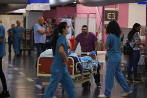 Le personnel médical déplace les patients vers un parking souterrain du Rambam Heath Care Campus comme mesure de sécurité d’urgence à Haïfa, dans le nord d’Israël, le jeudi 26 septembre 2024.