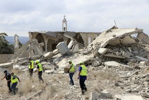 Des secouristes près de l’église grecque-catholique de Derdghaya (Liban), détruite dans une frappe israélienne le 10 octobre.  
