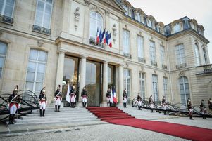 La présidence de la République a annoncé mardi 15 octobre renoncer à la hausse de sa dotation pour 2025. Photo : le tapis rouge déployé lundi 14 octobre pour l’arrivée du couple royal belge à l’Élysée.