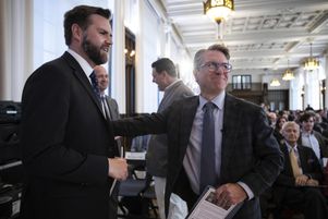 Le colistier de Donald Trump, J. D. Vance (à g.), avec Patrick Deneen (à dr.), professeur de sciences politiques à l’université Notre-Dame, ici à l’Université catholique de Washington, le 17 mai 2023.