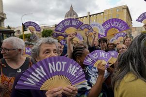 Les défenseurs de l’ordination des femmes brandissent des banderoles lors d’une manifestation à Rome juste devant le Vatican où le pape François tient le Synode des évêques, le vendredi 4 octobre 2024.