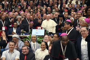 Le pape François et des participants au Synode, le 26 octobre au Vatican.