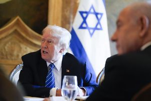 Donald Trump, alors en campagne pour redevenir président des États-Unis, rencontre le premier ministre israélien Benyamin Netanyahou dans sa propriété de Mar-a-Lago, le vendredi 26 juillet 2024, à Palm Beach, en Floride.