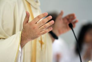 Un prêtre a été condamné vendredi 8 octobre à 18 ans de prison pour un viol et des agressions sexuelles sur mineur.