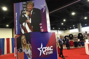 Des affiches de Donald Trump et Giorgia Meloni, le jeudi 22 février 2024, à National Harbor, dans l’État du Maryland.