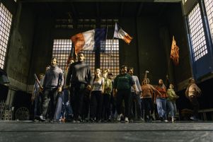 La troupe a répété à Romainville (Seine-Saint-Denis) – ici, le tableau « Le grand jour » –
avant de prendre ses marques, en costumes, sur la scène du Châtelet.