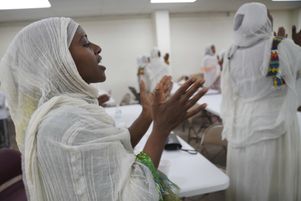 Mintamir Endanew et d’autres membres de l’Église orthodoxe éthiopienne Tewahedo prient après un déjeuner post-liturgique, le dimanche 20 octobre 2024, à Worthington, dans le Minnesota. 