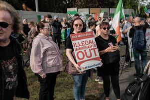 Manifestation pour protester contre la réhabilitation d’une ancienne usine destinée à héberger des demandeurs d’asile à Coolock, un quartier du nord de Dublin, le 19 juillet.