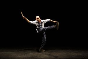 Mi-confidence mi-conférence, stand-up ou théâtre, introspection ou déclaration, ce texte, mis en scène par Olivier Veillon, chemine entre tragique et autodérision, psychanalyse et littérature.