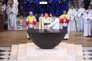 Mgr Laurent Ulrich célèbre la première messe dans la cathédrale de Notre Dame de Paris restaurée le 8 décembre 2024 à Paris, France.