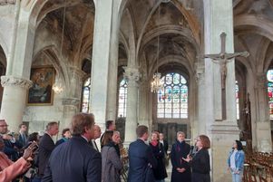 Stéphanie Von Euw (3e à droite) assiste à une visite de la cathédrale Saint-Maclou de Pontoise, le jour de la signature de l’engagement financier pour la restauration de l’édifice, le 24 mai 2024.