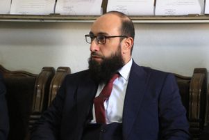Shadi Al Waisi, ministre de la justice du gouvernement de transition syrien. D’après Verify Syria, il aurait participé à des exécutions du temps où il appartenait au Front Al-Nosra, la branche d’Al-Qaida en Syrie.