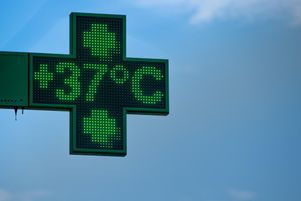 L’enseigne d’une pharmacie, dans le Nord, le 12 aout dernier. L’observatoire européen Copernicus a confirmé vendredi 10 janvier que 2024 a été l’année la plus chaude jamais enregistrée depuis 1850. 