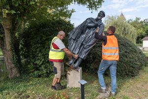 Des employés de Norges-la-Ville, en Côte-d’Or, déboulonnent la statue de l’abbé Pierre sur décision du conseil municipal, le 17 septembre 2024.