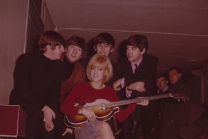 Sylvie Vartan aux côtés des Beatles, à Paris, en janvier 1964.