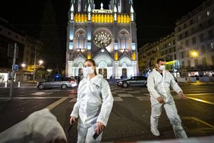 Le 29 octobre 2020, des agents de la police scientifique travaillent de nuit devant la basilique Notre-Dame de Nice qui a été visée par un attentat le même jour.