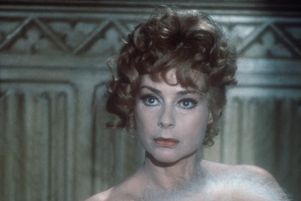 Née Geneviève Bonjean le 13 décembre 1927, la future actrice avait très tôt évolué dans l’univers de l’art et de la culture.
