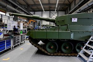 Vue d’une chaîne de production d’une usine où le fabricant d’armes Rheinmetall prévoit de produire des pièces d’artilleries à partir de 2025, à Unterluess, en Allemagne, le 12 février 2024.
