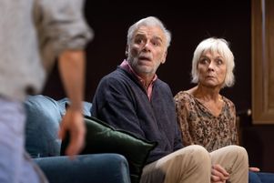 Bernard Alane et Frédérique Tirmont dans la pièce Chers parents, un portrait de famille réjouissant.