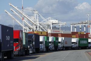 Des camions porte-conteneurs font la queue le long d’une route longeant le port de Oakland, en Californie, le 2 avril. De nouveaux droits de douane américains sont entrés en vigueur mercredi 9 avril 2025.