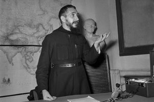 L’Abbé Pierre lors d’une visite aux sans-abri hébergés dans le village de tentes construit par les compagnons d’Emmaüs quai Henri IV le long des rives de la Seine, le 3 août 1955.