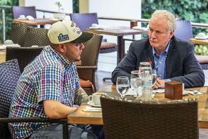 Le sénateur américain Chris Van Hollen (R) tient une réunion avec le migrant salvadorien Kilmar Abrego Garcia, un résident américain expulsé à tort vers son pays d’origine, dans un hôtel de San Salvador (Salvador), le 17 avril 2025. 