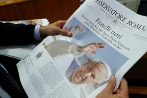 La première page du journal du Vatican, L’Osservatore Romano, montre le pape François avec sa dernière encyclique intitulée « Fratelli Tutti » au Vatican, le 4 octobre 2020.