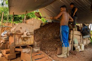 Des chercheurs clandestins travaillant sur un site minier à la recherche d’or en Guyane.