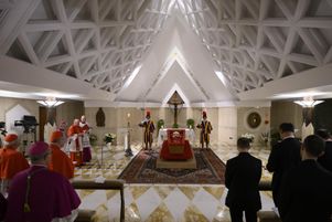 Le cercueil du pape François entouré de deux gardes suisses, mardi 22 avril 2025.