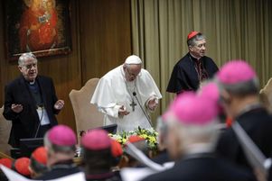 Le pape François priant lors de l’ouverture de la deuxième journée d’une conférence du Vatican sur le traitement des abus sexuels commis par des prêtres, le 22 février 2019.