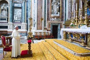 Le 27 mai 2014, le pape François prie à la basilique Sainte-Marie-Majeure, à Rome.