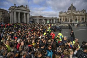Des fidèles sur la place Saint-Pierre pour rendre un dernier hommage au pape François, ce vendredi 25 avril 2025.