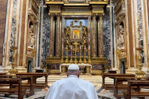  Le 12 avril 2025, le pape François a effectué une visite surprise dans sa basilique romaine préférée, Sainte-Marie-Majeure. 