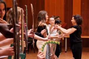 « Dans(e) ta classe » est un spectacle de danse qui s’articule autour des différentes matières scolaires.