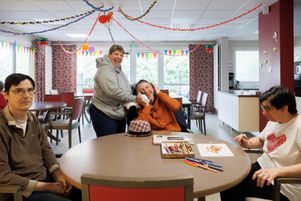 Michel, Laurence, Dominique et Martine, résidents au foyer de vie Les Glycines, à Sautron (Loire-Atlantique). L’établissement est réservé aux personnes handicapées vieillissantes et porteuses d’une déficience intellectuelle.