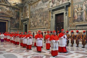 Les cardinaux dans la chapelle Sixtine au Vatican, au début du conclave, le 18 avril 2005.